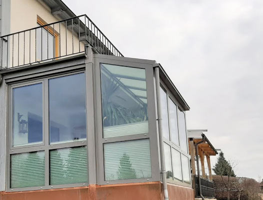 Alu-Wohnwintergarten mit Balkon in Pfaffenhofen Alu-Wohnwintergarten mit Balkon in Pfaffenhofen